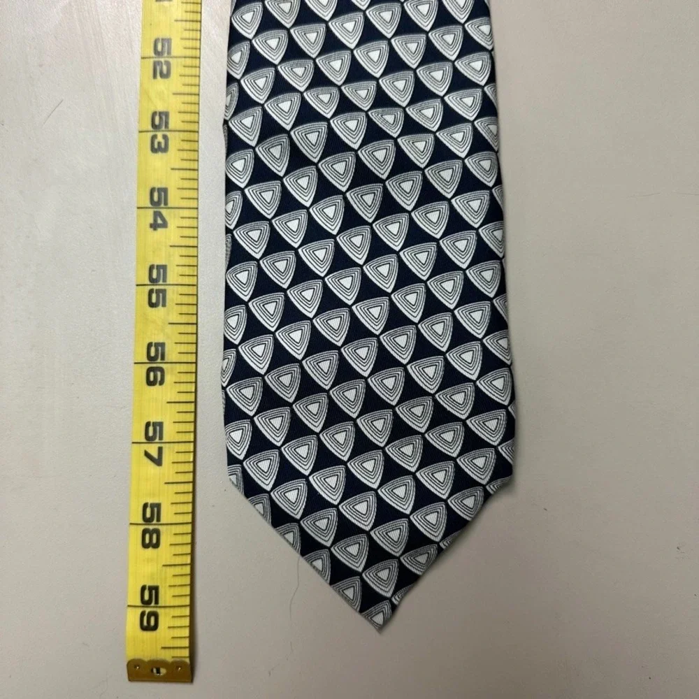 Robert Talbott Mens Silk Necktie Navy Blue Cream Geometric Triangle Pattern USA
